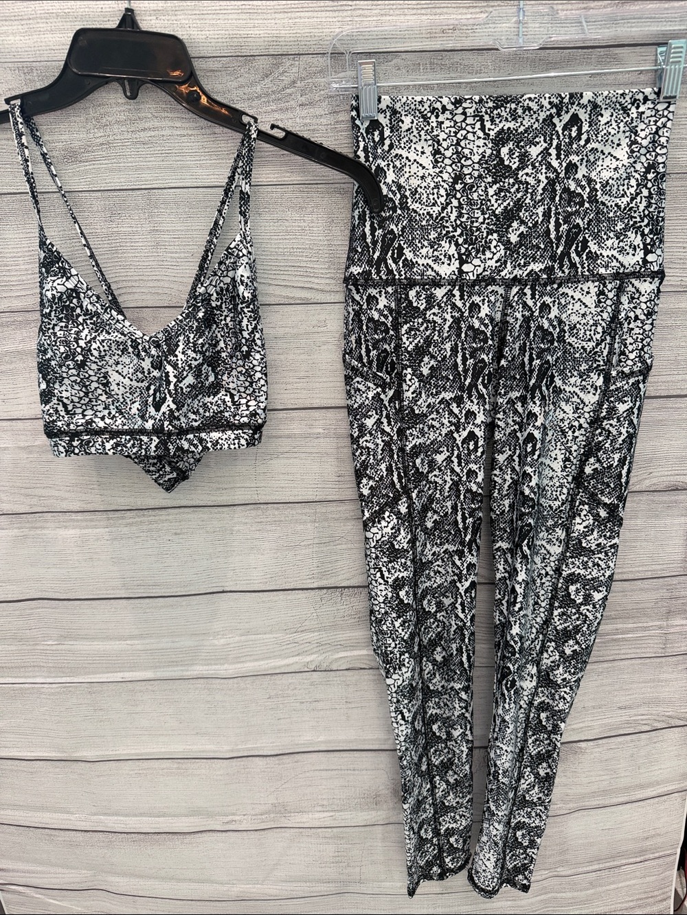 Snake Print High-Waist Leggings & V-Neck Crop Top Set - Black & White